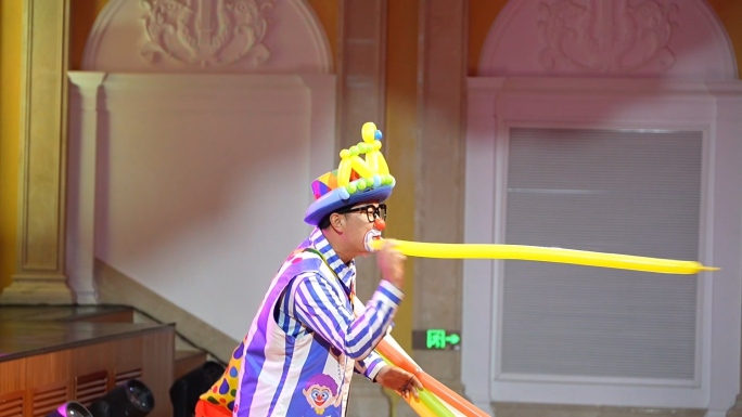 小丑与孩子互动