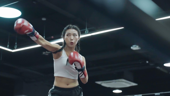 美女健身房拳击力量训练锻炼身体极限运动