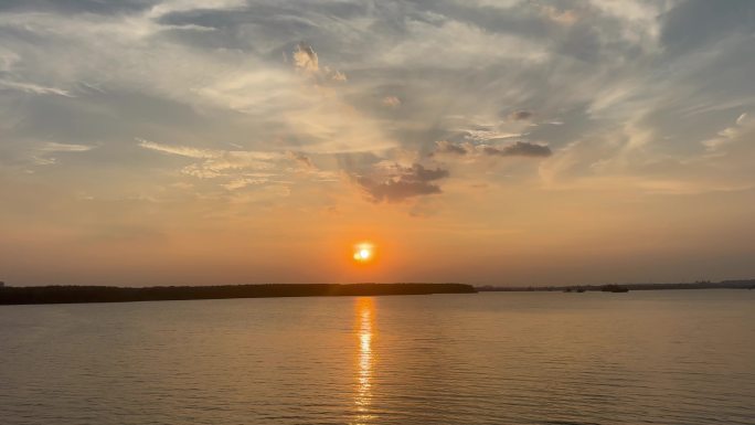 傍晚晚霞夕阳落日波光粼粼