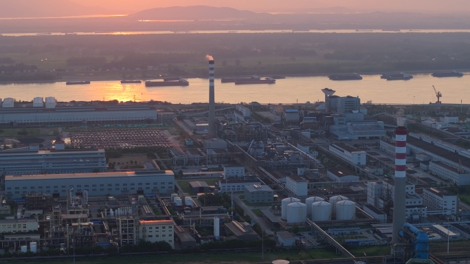 【4K】航拍冶炼厂烟囱化工厂工业夕阳长江