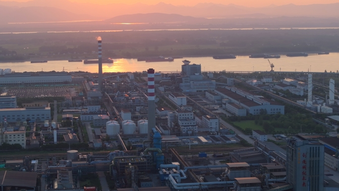 【4K】航拍冶炼厂烟囱化工厂工业夕阳长江
