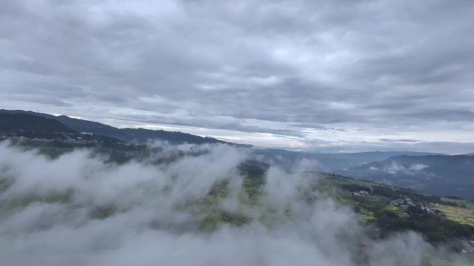 雾锁龙江景如画