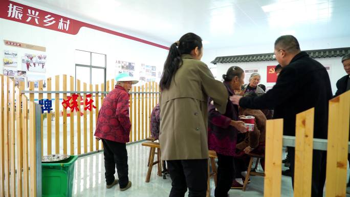 福利院定点给老人送餐