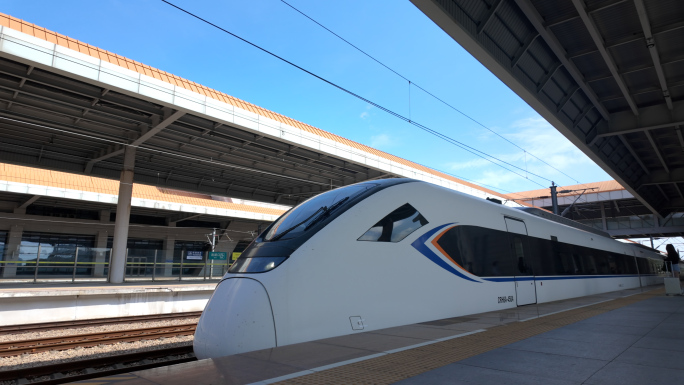 高铁动车到站