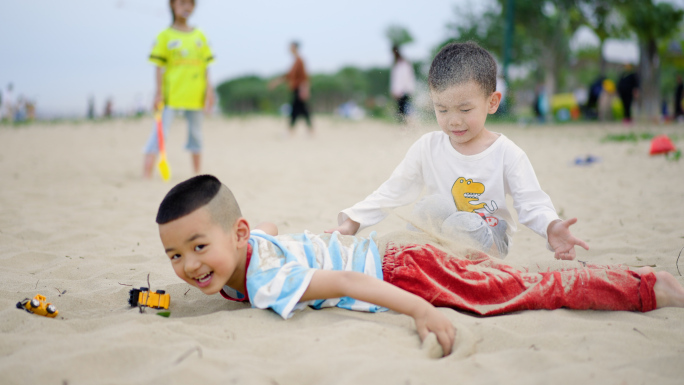 两发小海边沙滩玩耍