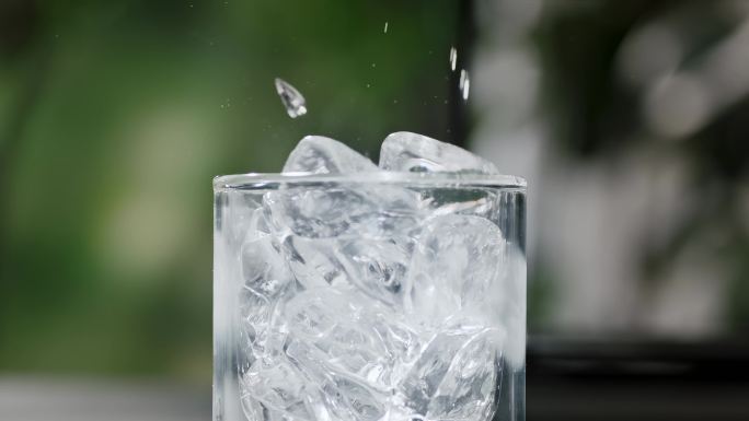 冰块掉落杯子