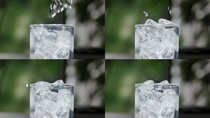 冰块掉落杯子