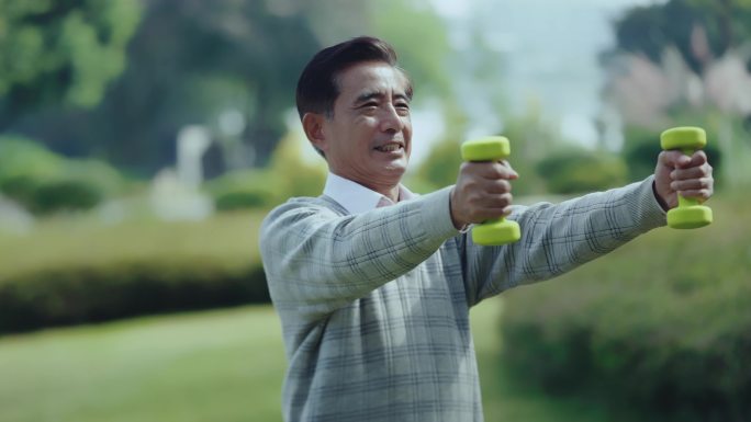 老人公园晨练 老人锻炼身体 一群老人锻炼