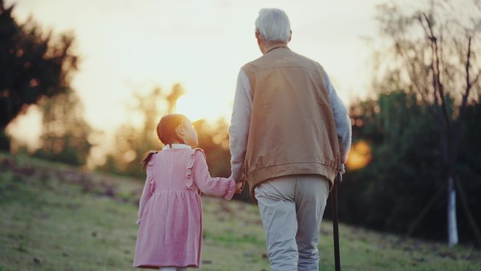 爷爷与孙女在公园散步 爷爷牵着孙女散步
