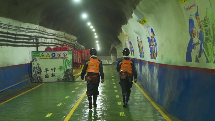 煤矿工人走路 矿井 延时