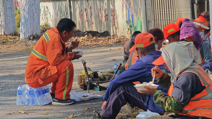 清洁工路边吃饭