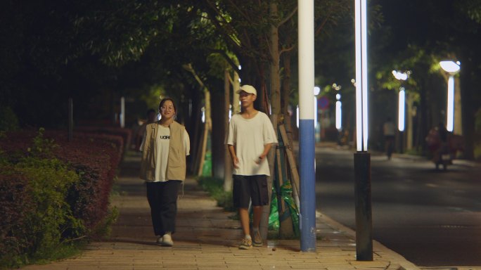 夜晚散步的人