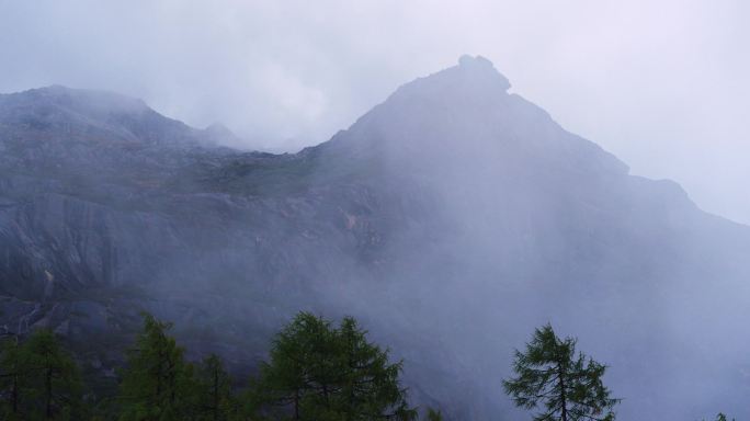 高山云雾飞瀑