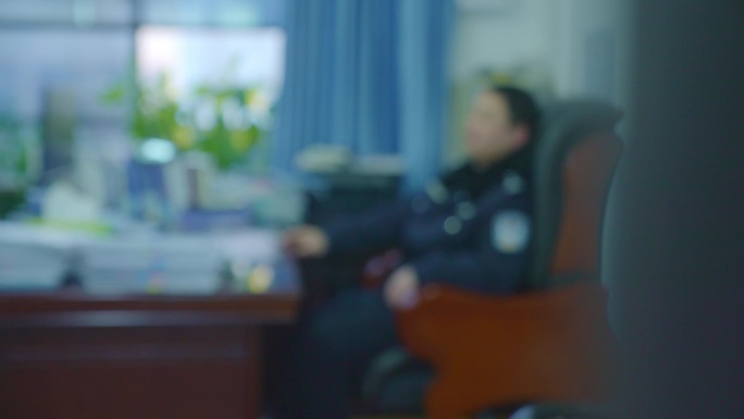 贿赂警察向警察递烟和警察握手扫黑除恶