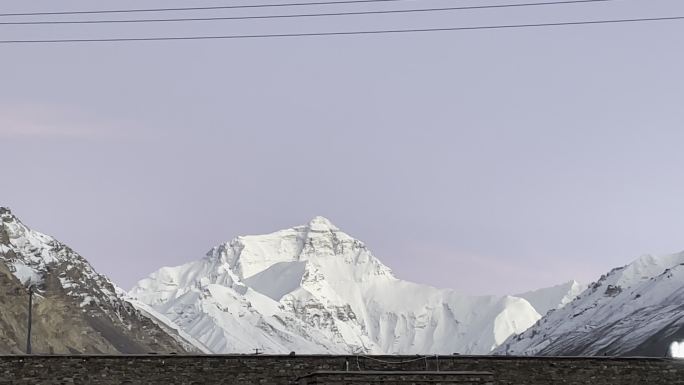 日落后紫粉色天空下珠穆朗玛峰雪山顶