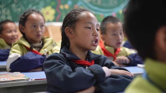 4K少数民族学校小学学生上课支教