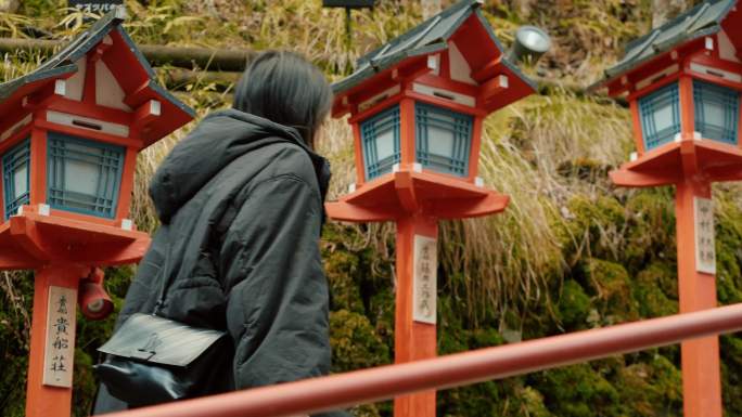 女孩参观神社的一些画面