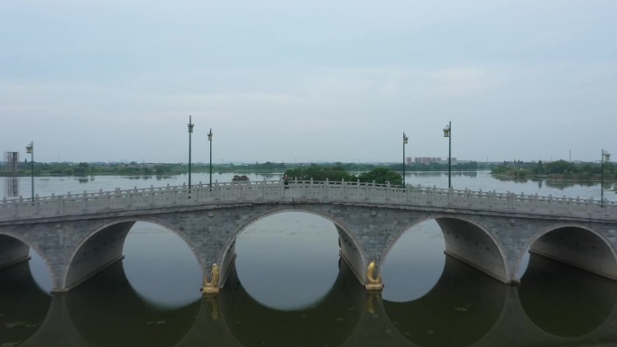 江南水乡 古船在湖泊航行