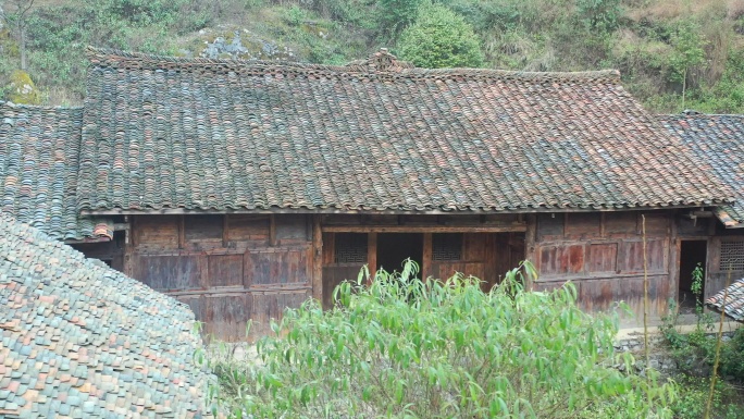 天坑中的百年老屋