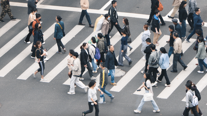城市十字路口人群人流脚步