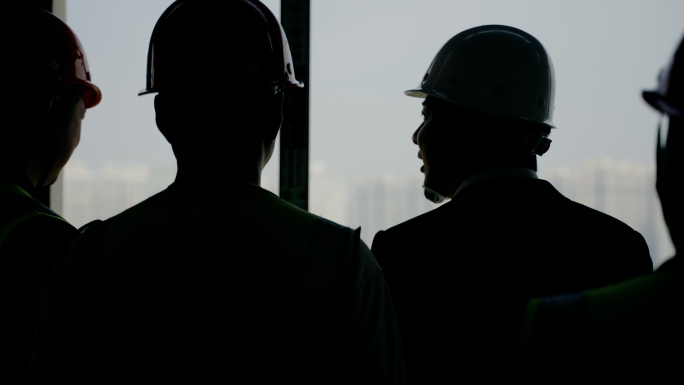 建筑工程师工地看图纸指挥施工