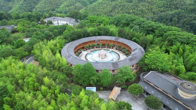 竹海里的圆形建筑