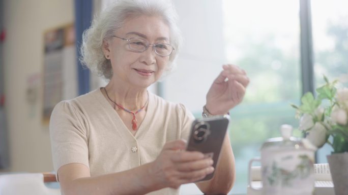 老年人看手机 银发老人
