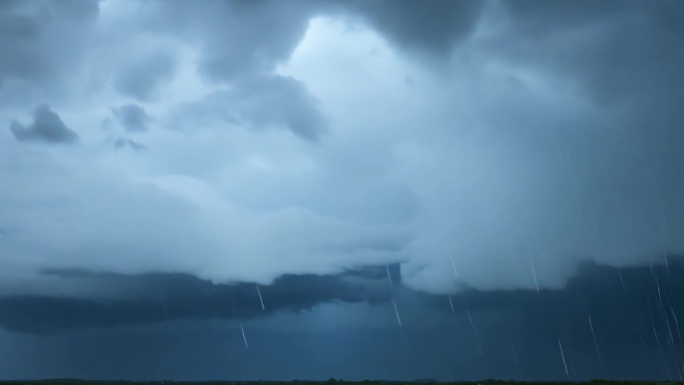 阴天乌云密布要下雨的天空