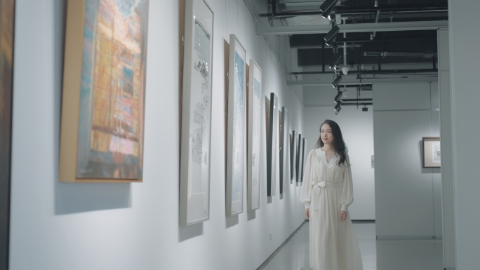 美女看画展油画展艺术馆画展美术馆艺术生活