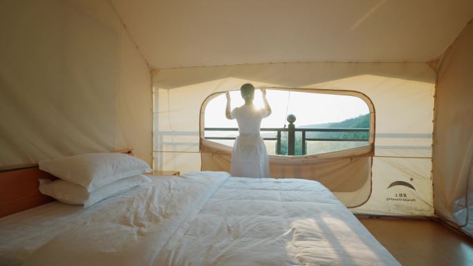 日出时的户外帐篷住宿酒店