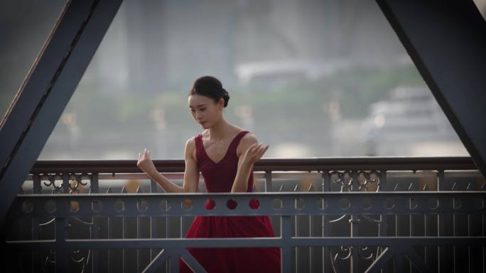 美女在上海地标舞蹈 带未调色原素材50帧