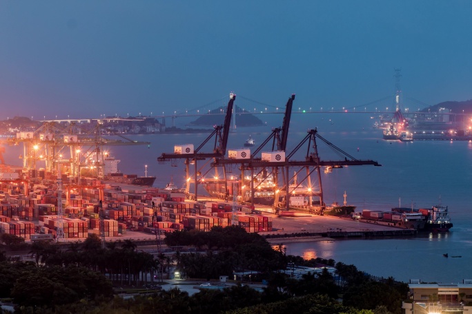 繁忙的现代化港口装卸货船日转夜景延时5K