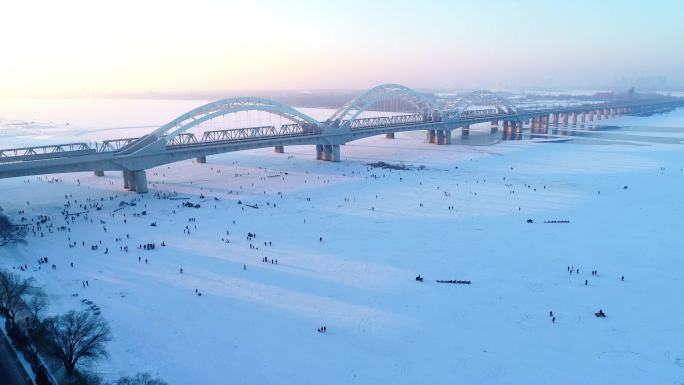 航拍哈尔滨冬天网红铁路桥 松花江面游玩
