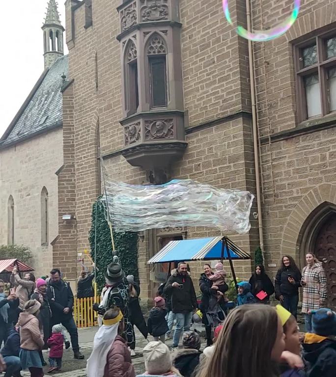 德国小镇街头吹泡泡的儿童人群