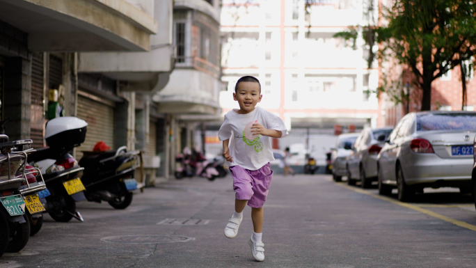 小朋友在小区奔跑