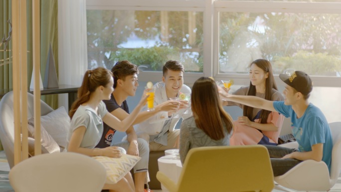 朋友聚会干杯年轻欢聚开心聊天大学生青春