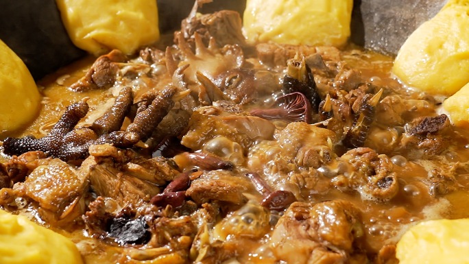 东北铁锅炖笨鸡炖松伞蘑