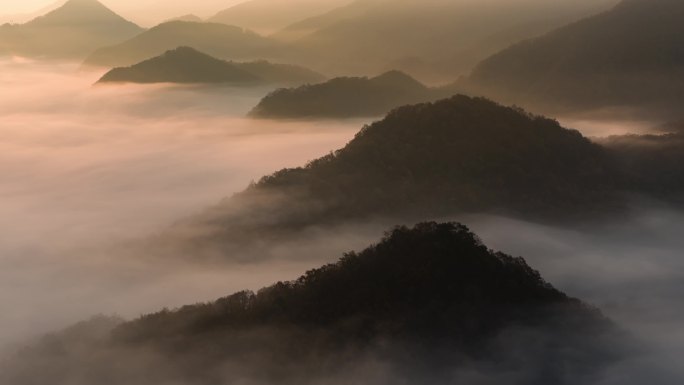 秋天山间晨雾群山日出