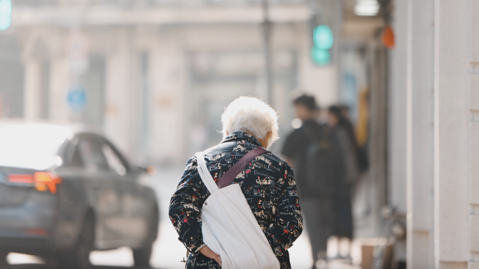老人蹒跚背影人口老龄化