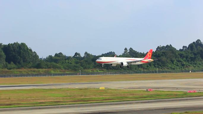 民航客机缓缓降落着陆在成都双流国际机场