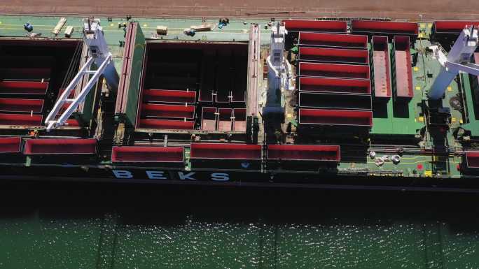 4k航拍烟台龙口港火车车厢出口件杂货船