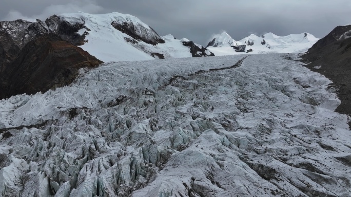 航拍四川第二高峰中山峰冰川冰塔林风光