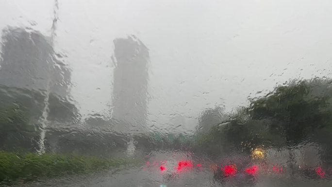 城市中暴雨驾车，雨水天路面深积水4K