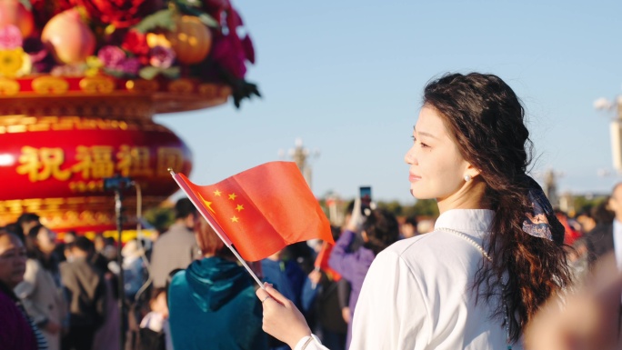 北京天安门广场拍照的游客人群