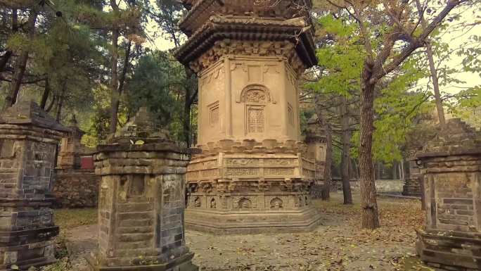 北京潭柘寺 秋色中忽必烈之女妙严大师塔