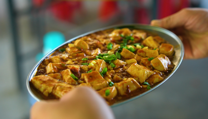 上菜麻婆豆腐基围虾扇贝