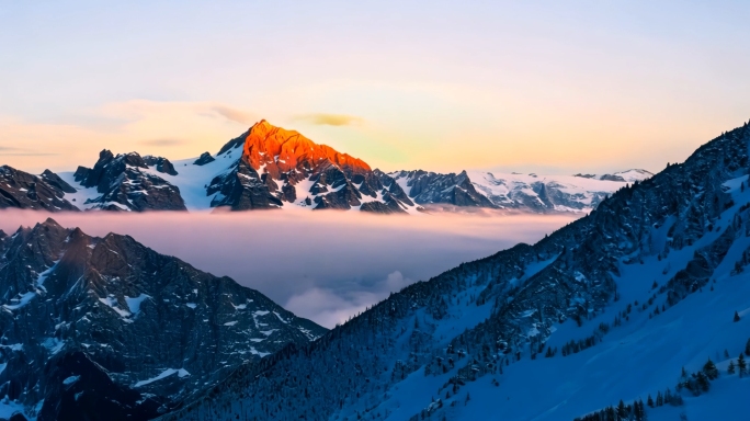 日照金山 雪山