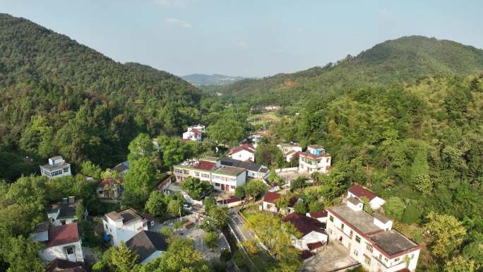 航拍大山里的美丽乡村