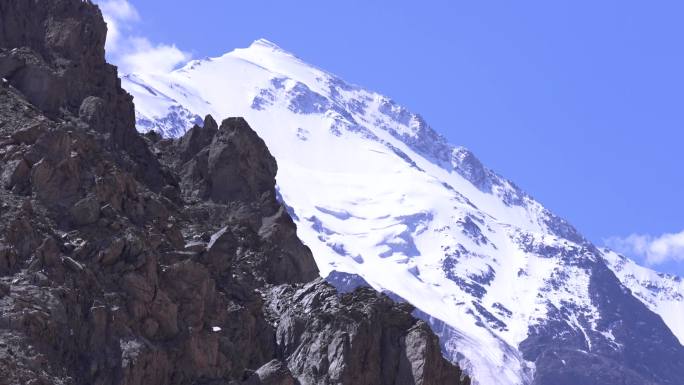 新疆昆仑山脉雪山悬崖峭壁