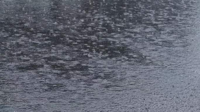 雨滴滴到地面上